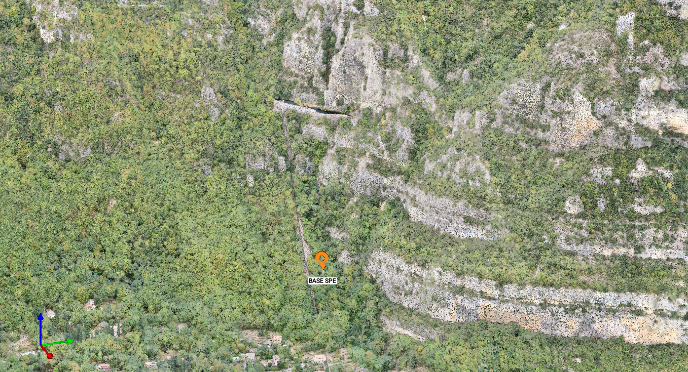 Capture d’un nuage de points colorisé montrant une falaise végétalisée, avec un marqueur orange intitulé BASE SPE.