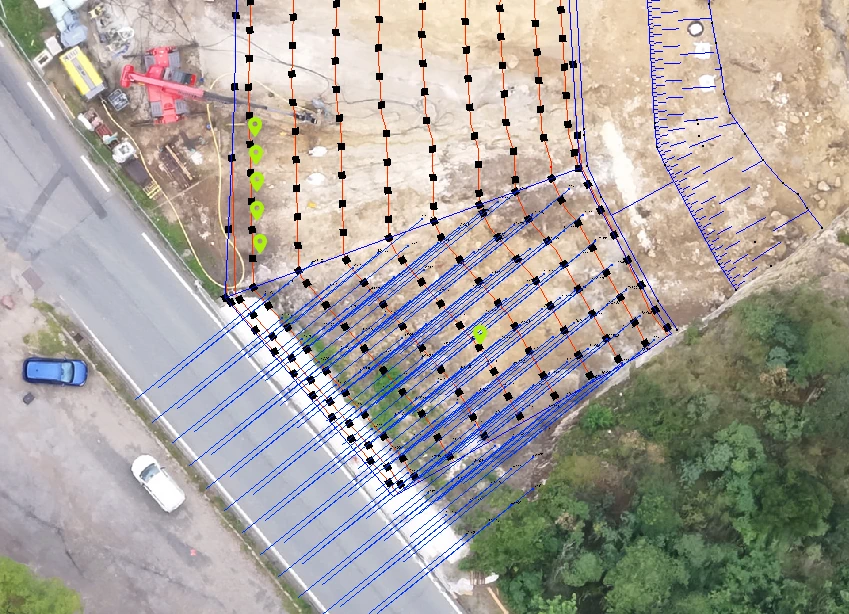 Vue plongeante du chantier, avec les altimétries du projet en rouge, ses ancrages figurés par des carrés noirs et les ancrages d’essai dessinés par ANCRIA 3D en bleu.