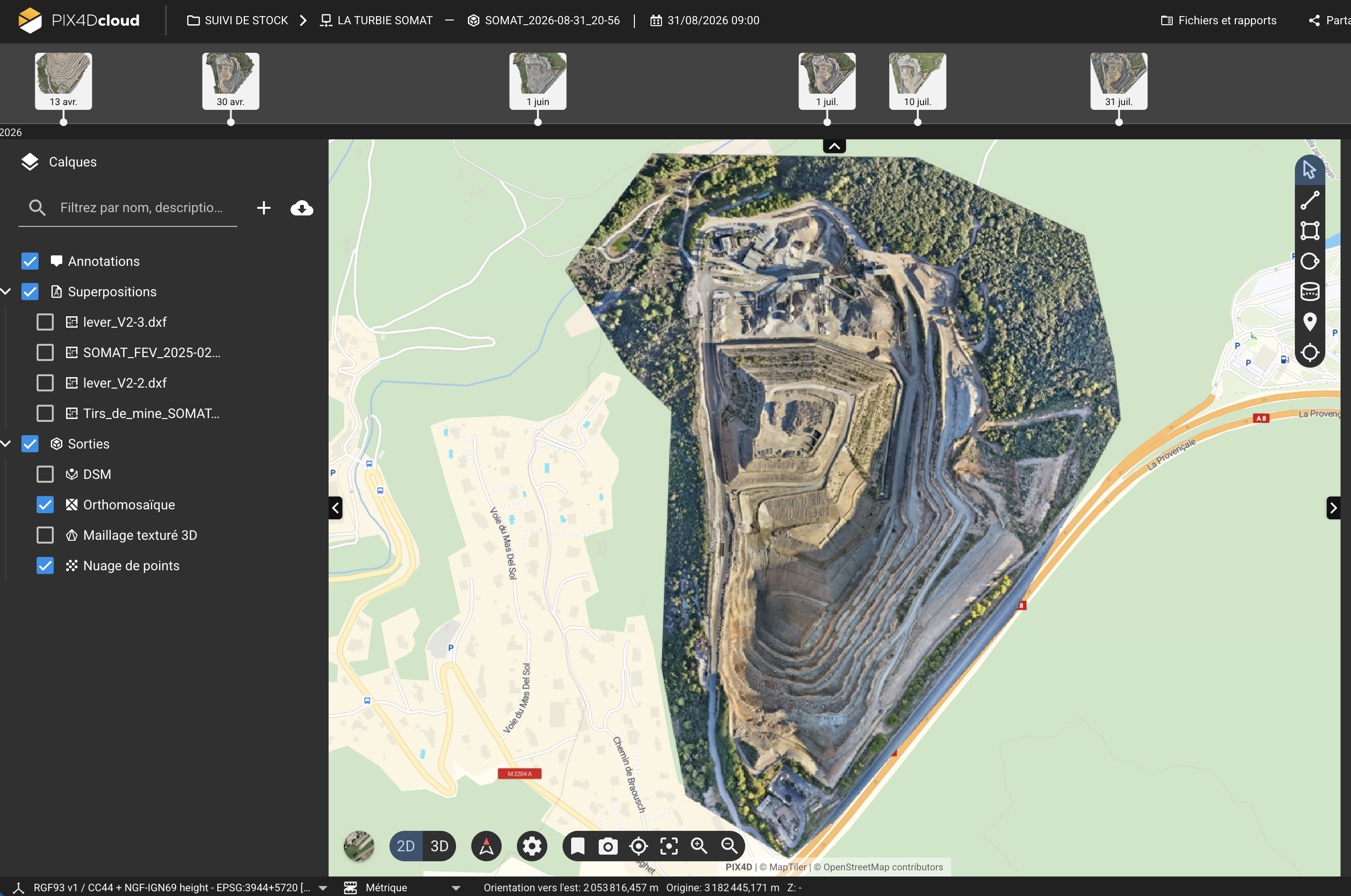 Interface PIX4Dcloud affichant une orthomosaïque de la carrière SOMAT, avec les calques à gauche et une chronologie des relevés en haut.
